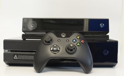 Xbox One tem ótimos recursos multimídia e Kinect com comandos de voz