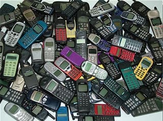 Pesquisa revela que metade dos brasileiros ainda usa celulares comuns