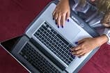 Trabalha em casa com o notebook no colo? Então conheça este suporte do iMasters!