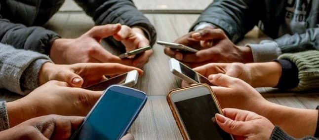 Brasileiros se conectam às 8h33 da manhã e saem às 22h13 da internet, aponta pesquisa da NordVPN