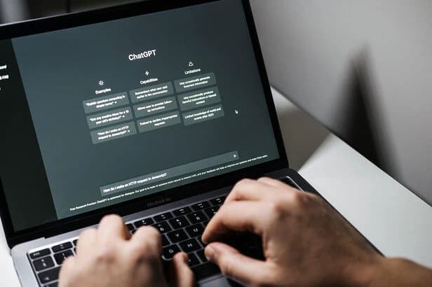 Anúncios no ChatGPT chegam ao Brasil: o que muda para devs