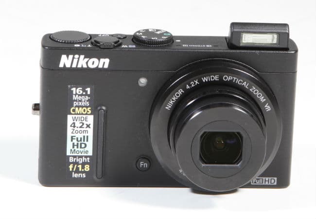 Câmera da Nikon é compacta e tem controles avançados