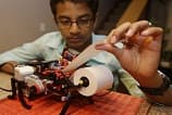 Jovem de 13 anos cria impressora Braille com Lego