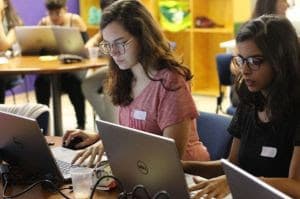 Trimble oferece bolsas para curso de programação online voltado para mulheres e pessoas LGBTQIAP+