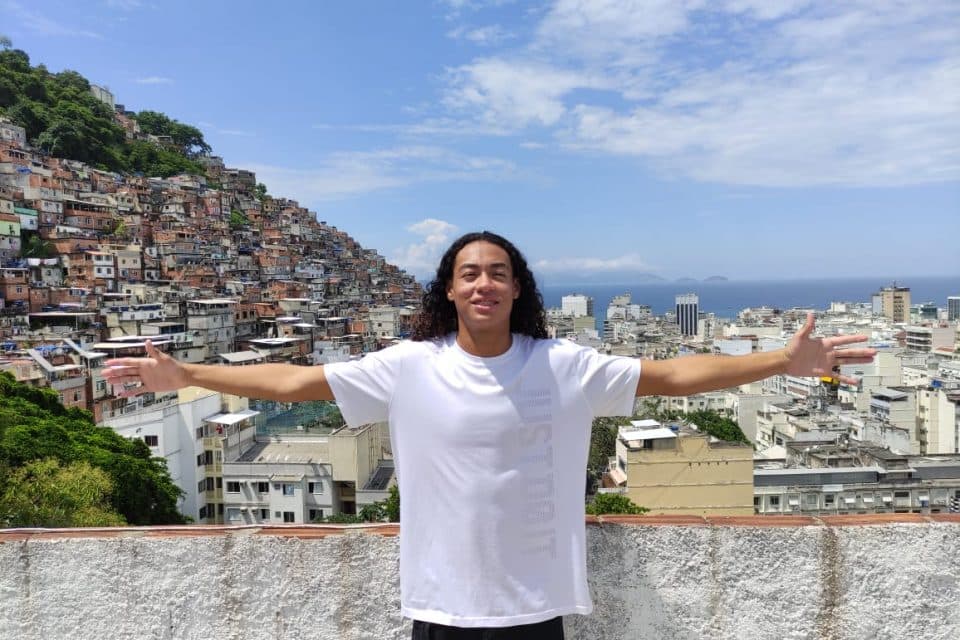 Microsoft e Recode capacitam jovens de ONG no Rio de Janeiro para criar aplicações